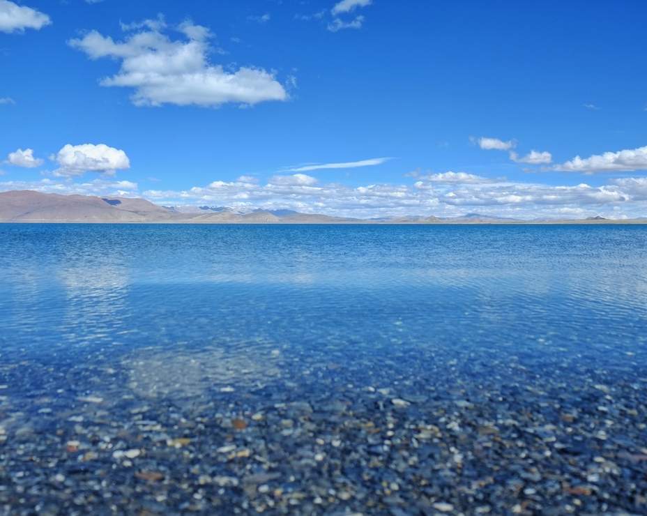 佩枯措又名拉错新错，是日喀则地区最大的湖泊，海拔4590米三面环山
