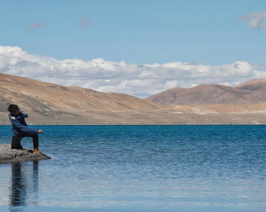佩枯措又名拉错新错，是日喀则地区最大的湖泊，海拔4590米三面环山